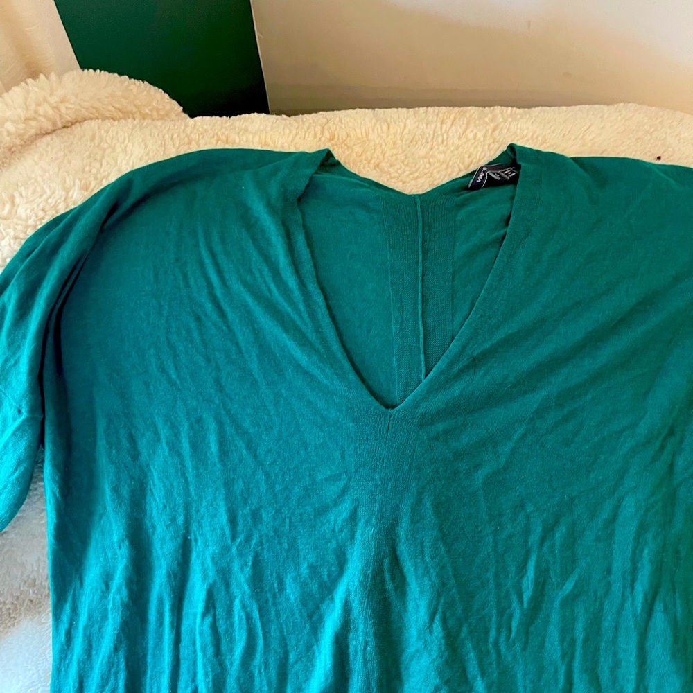 Vince Kelly Green V Neck sweater size Large